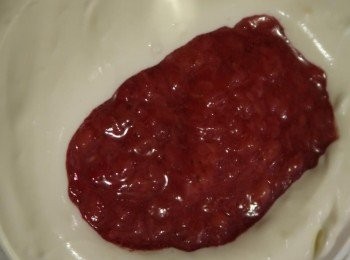 step7: 將已降溫的草莓果醬加入步驟5所取出的100g濕性打發鮮奶油，兩者混合均勻。