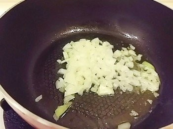step2: 鍋內加入一匙的奶油先爆香洋蔥