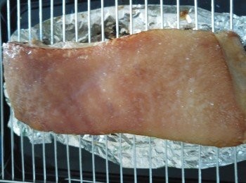 step5: 攞出豬肉將鹽出敲再次刺豬皮,如有油流出請先清理索乾。再次放回焗爐不需用錫紙。