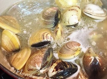step3: 加入清酒，煮滾後加入雞湯。再滾起後加入味醂，拌勻後把鑊蓋上。焗約5分鐘至蛤蜊全部打開，拌勻即成。最後可灑上葱花/香茜碎/香芹碎作裝飾。