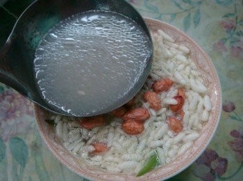 step9: 淋上骨頭湯，一碗美味海豐菜茶就完成了，好吃到根本停不下來。