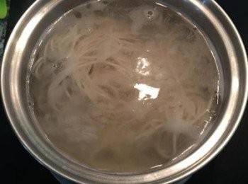 step6: 蔥油醬快好之前，當煮麵的水滾時，就可把細麵條下鍋煮熟，瀝掉水分後拌入蔥油醬，拌醬時一定要攪拌ㄧ下醬汁，因為油會浮在上面，1把麵約拌入2～3湯匙的蔥油醬。