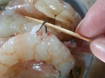 step2: 用牙籤挑出蝦腸