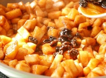 step8: 下黃糖，多炒5分鐘至蘋果變軟身和黃糖焦糖化後，下浸泡過的提子乾炒勻。