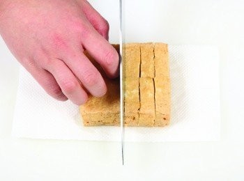 step7: 把瀝過油的豆腐切塊，使<span class="group_2">調味醬</span>更好入味(橫切1刀，直切5刀，切成12等分。)