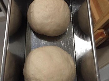 step4: 第二天取出麵團，桌上灑些許粉，手輕按，壓出空氣，把麵團分成2均份，搓圓，