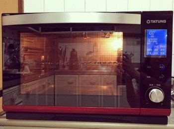step1: 這次是使用大同蒸烤箱其中的【烘烤】功能製作。使用完後還有清潔消毒功能，用蒸氣清潔完畢後，輕輕擦拭內部就能輕鬆除去汙垢，相當方便。