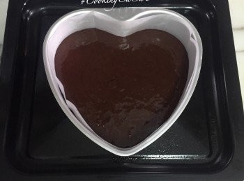 step6: 把巧克力液倒於蛋糕模內，用180度焗20分鐘