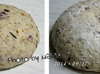 step3: 行程結束後，取出麵包機裡的麵糰將之揉圓
蓋上保鮮膜讓它靜置發酵一個小時
至手指壓下去會出現不回彈的凹陷即算完成