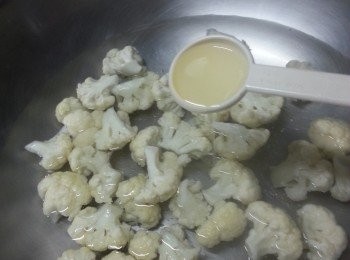 step4: 用鑊加少許水煮滾,加入椰菜花,落1湯匙油