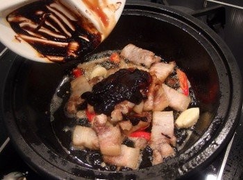 step6: 倒入所有調味料(甜麵醬/辣豆瓣醬/醬油膏)拌炒一下。