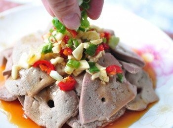 step5: 淋上豬肝，再灑些新鮮蔥花