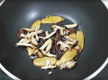 step3: 薑片邊邊有微微焦黃就把香菇絲加下去炒~~
