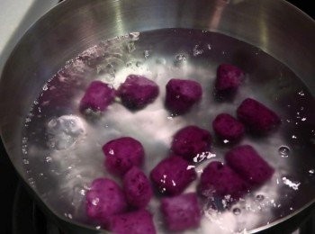 step5: 水煮滾後，倒入紫薯圓，一開始可以稍加翻動，確認沒黏鍋，煮至水再次滾沸、紫薯圓浮起即可起鍋。