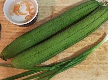 step1: 蝦米洗淨後用冷水泡軟，保留蝦米水備用。蔥洗淨輩用。