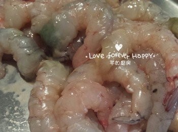 step1: 蝦剝殼, 去掉蝦腸, 洗淨後用生粉拌勻, 再用水洗(重複數次), 用廚房紙印乾水份