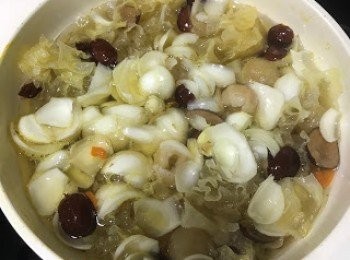 step3: 加入鮮百合，再煲10分鐘即成。