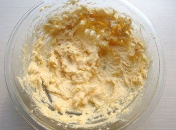 step5: 將奶油及糖一起攪拌打發至蓬鬆狀,糖幾乎融化在奶油裡。