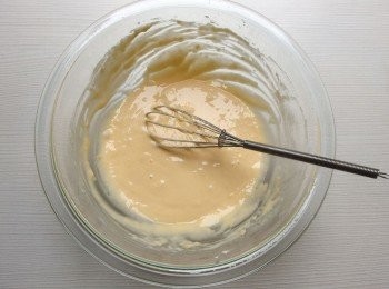 step3: 將<span class="group_2">麵糊</span>混合至粉類不見,用湯匙舀起<span class="group_2">麵糊</span>時呈現滑順的流下來。