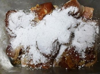 step2: 醃製入味的雞腿肉直接倒入適量的地瓜粉