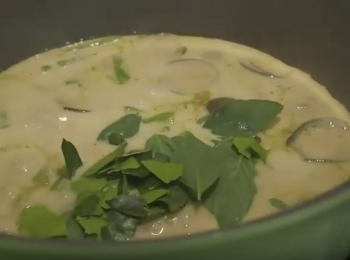 step7: 開蓋加入檸檬葉、紅辣椒及九層，拌勻煮1分鐘。