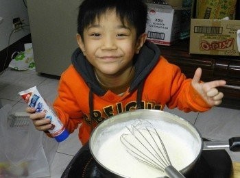 step2: 加入適量的鷹牌煉奶，攪拌均勻