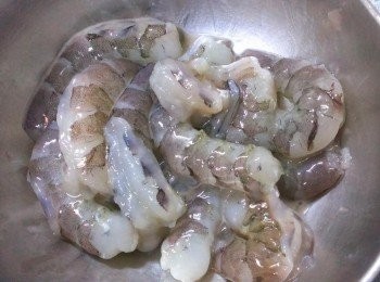 step2: 白蝦~去殼去頭~背切一刀去腸泥~以1/3顆蛋白~少許的胡椒及米酒醃十分鐘~