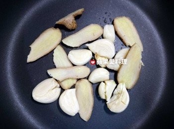 step3: 聞到蒜香味時，放入薑片，續煸。