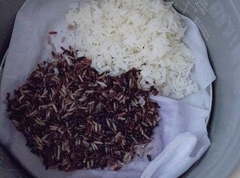 step5: 放椰菜絲落鑊,炒一會加入磨菇、再加入野米,白米同炒