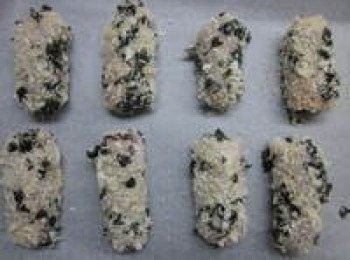 step6: 最後裹上作法2.的<span class="group_2">海苔麵包粉</span>,入烤箱先以190度烤12-15分鐘,最後再以230度烤3分鐘至金黃色即可(視豬肉厚薄程度及自家烤箱火力做調整!烤10分鐘時先觀察上色的情況)