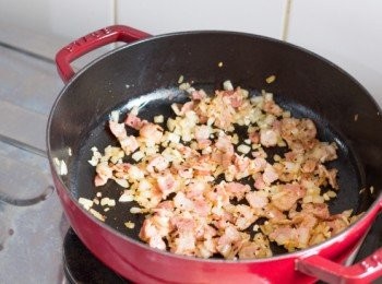 step4: 加入蒜頭及乾紅辣椒碎炒 1 – 2 分鐘至有香味