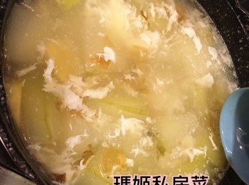 step5: 凍水下薑片👉🏻滾起下瑤柱及瑤柱水👉🏻再滾嘅時候放埋冬瓜👉🏻見冬瓜差唔多開始變透明嘅時候放埋瘦肉片👉🏻再滾嘅時候放埋蛋白及冬菜👉🏻下鹽調味