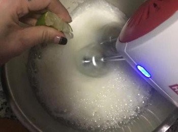step7: 蛋白略打發後加入檸檬汁。