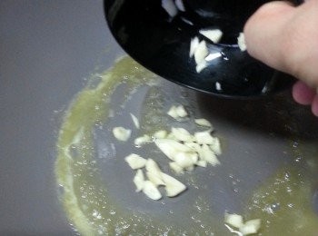 step6: 落蒜頭爆香