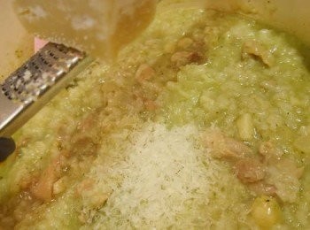 step7: *最後磨入新鮮的帕馬森起司~
*以及倒入些許鮮奶油拌勻即可。