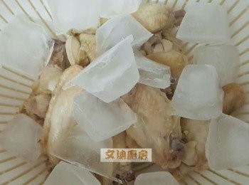 step2: 加薑片用滾水煮<a href="https://bit.ly/3zHU5V3" target="_blank" data-keyword="雞翼" class="guide-link"><strong>雞翼</strong></a> <span style="display:inline-block;vertical-align:middle;margin-top:-3px;color:initial;border-radius:3px;padding:2px 3px;font-size:12px;line-height:14px;background:#87d300;color:#fff;">即買</span> 約8至10分鐘， 倒出， 然後浸冰塊加水約10分鐘， 加#文迪廚房秘製泰汁