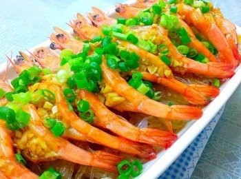 step6: 水滾大火蒸約5分鐘~今天的蝦子沒有很大~蒸4分鐘就熟了~灑上葱花和熱香油就OK囉~冬粉吸滿了醬汁和蝦的味道~很好吃喔~