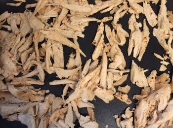step5: 熱鍋下油份，爆炒菜譜粒，加入植物雞柳，鹽、糖及五香粉調味爆炒備用。