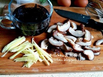 step3: 木耳絲浸水片刻待軟身 , 冬菇切片 , 薑去皮切絲