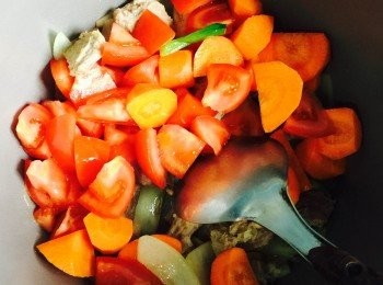 step4: 加入蕃茄、紅蘿蔔炒