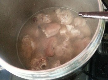 step8: 加水蓋過豬手,加入1粒冰糖,