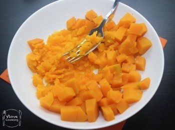 step1: 南瓜去皮切細粒蒸熟, 之後用叉壓成南瓜蓉放涼備用