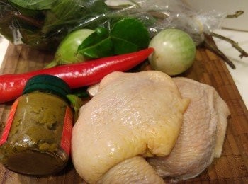 step2: 泰國茄子一開四,檸檬葉撕開,金不換摘到細細棵,大紅椒斜切一片片。