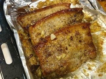 step4: 烤箱180度預熱5分鐘，用鐵筷將五花肉串起來，放入烤箱烤20分鐘。