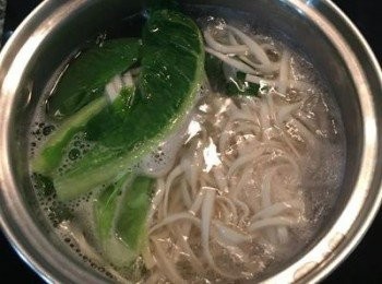 step4: 滾水裡可放一匙鹽和少許香油，讓麵有點味道且青菜翠綠。記得先煮麵，麵快熟時再燙青菜喔，