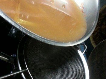 step7: 煮好湯後隔起湯渣不要