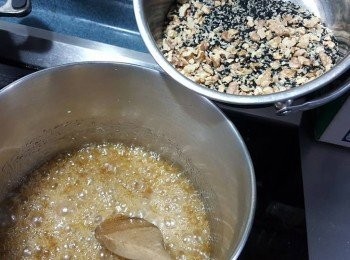 step13: 熄火加入所有芝麻花生及合桃快手拌勻