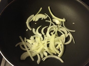 step4: 大火下油炒洋蔥至軟身