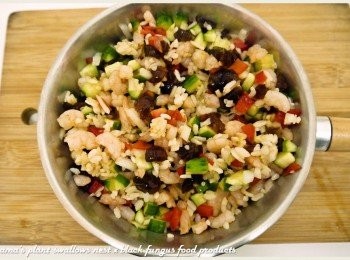 step5: 將步驟3與步驟4的所有<span class="group_1">食材</span>，充分地相互拌和再一起即可。