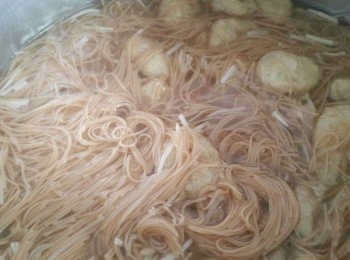 step1: 鍋中加入適量水煮滾後將切小段的金針菇放入熬煮 成高湯~依序放入麵線及所有配料後調味最後倒入蓮藕粉水勾芡完成